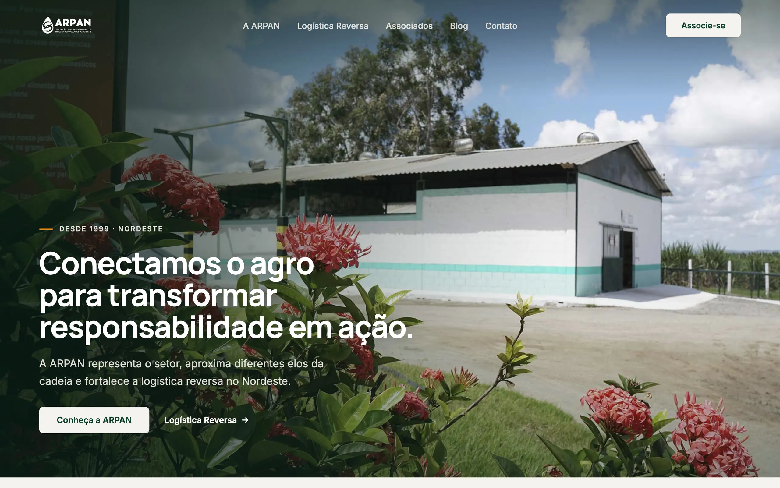 Site institucional da ARPAN: galpão com jardim de flores vermelhas e a frase “Conectamos o agro para transformar responsabilidade em ação.”