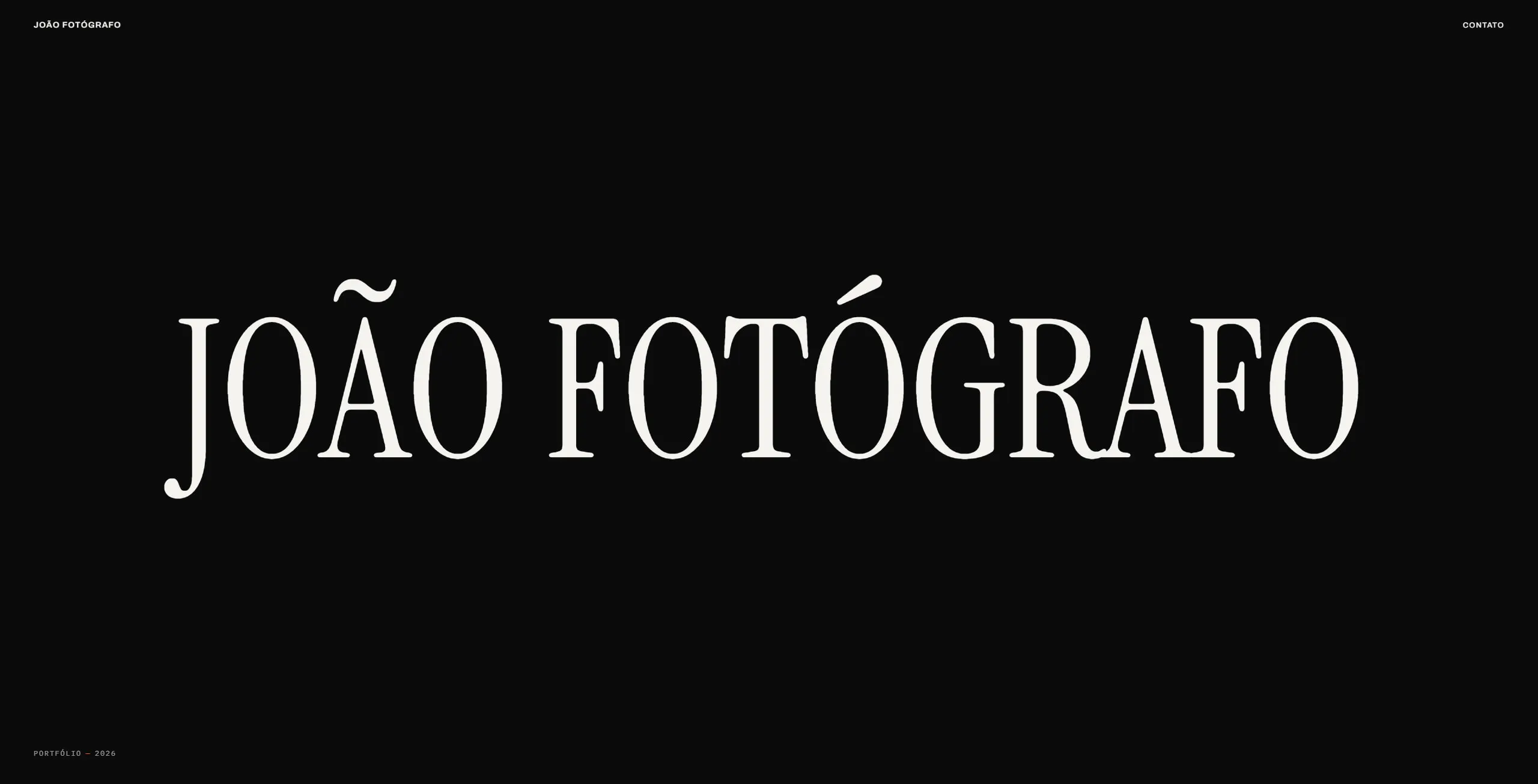 Página inicial do site João Fotógrafo: o nome em tipografia serifada grande sobre fundo preto.