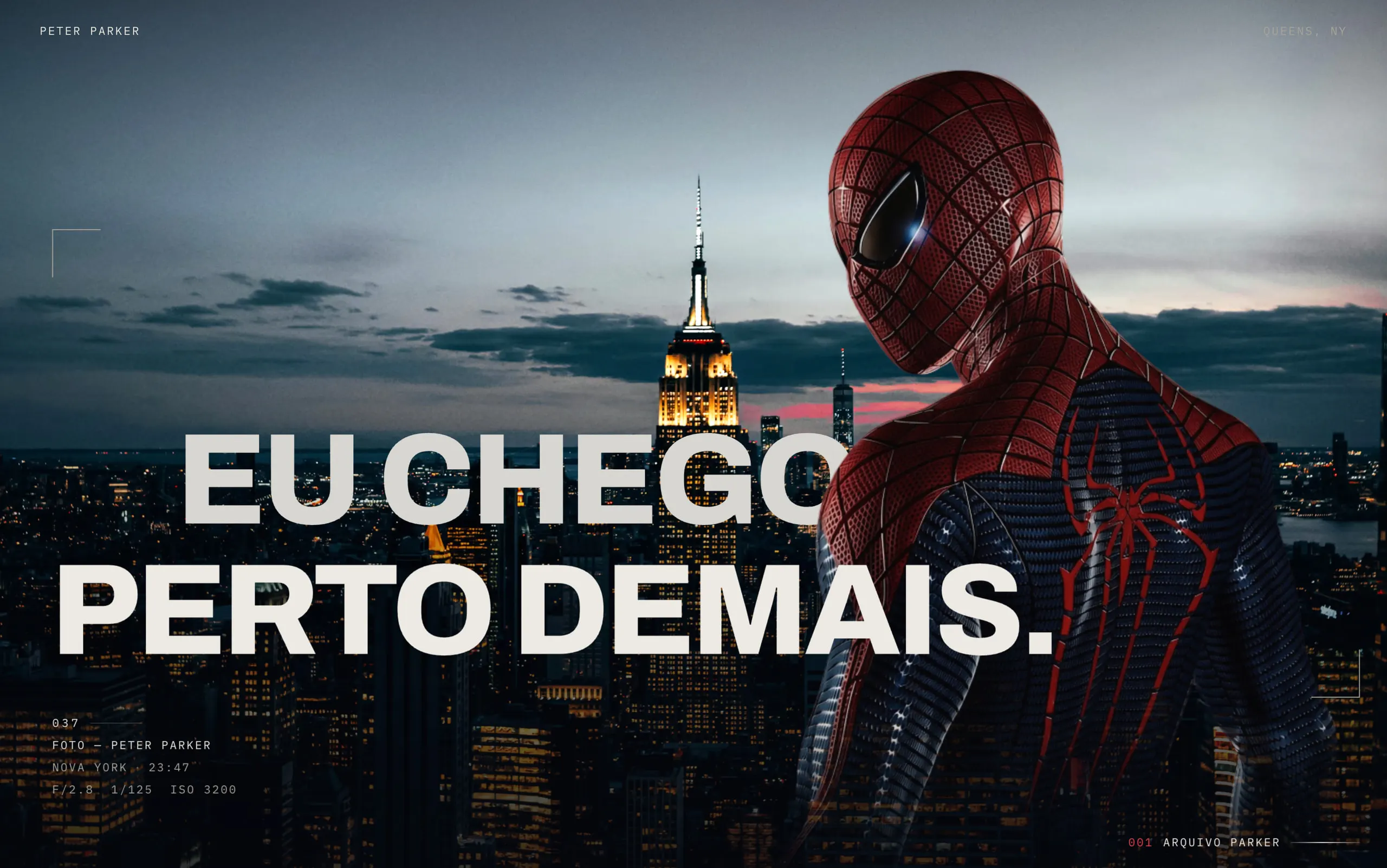 Conceito de site para Peter Parker: o Homem-Aranha sobre Nova York à noite e a frase “Eu chego perto demais.”