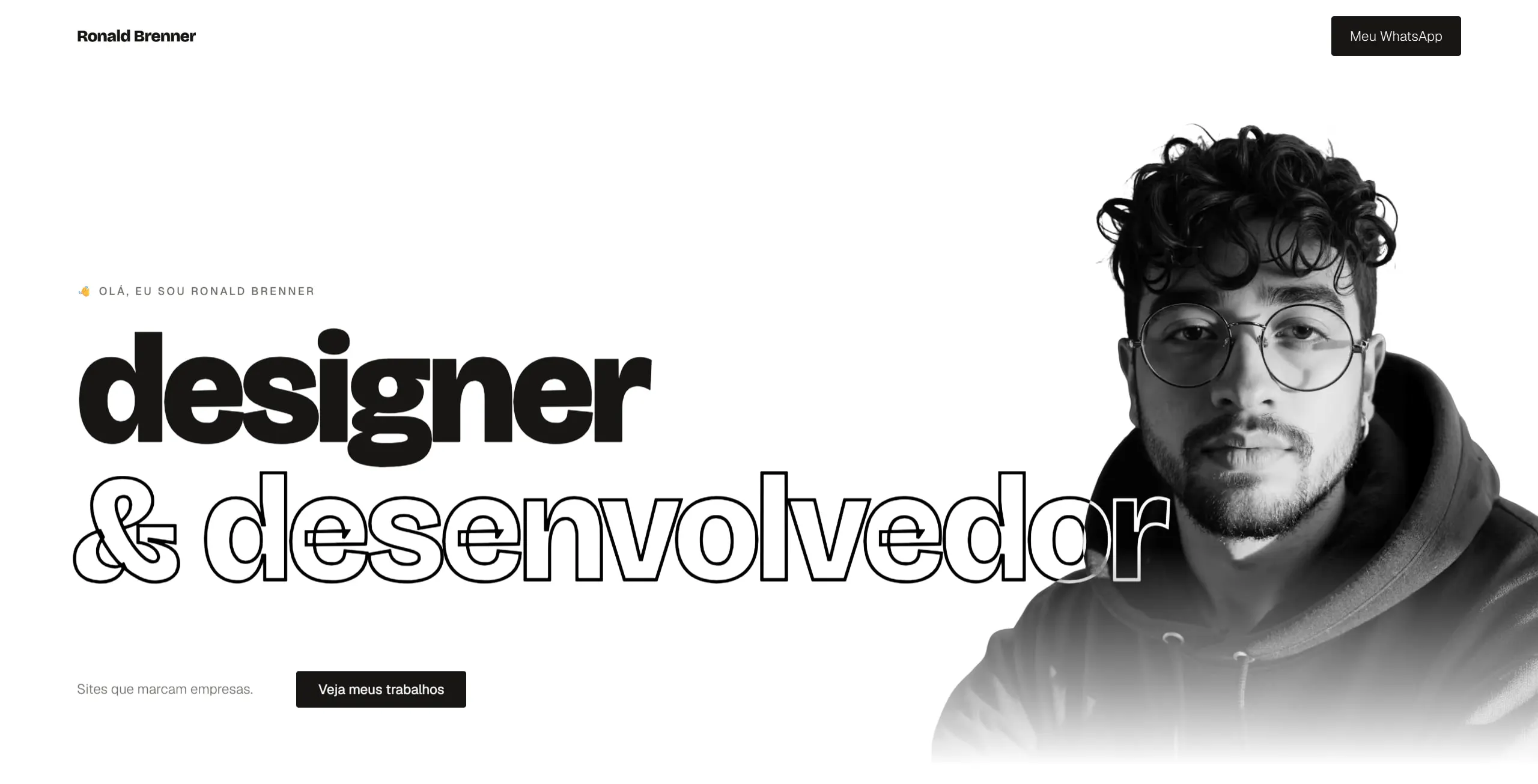 Página inicial do portfólio de Ronald Brenner: “designer & desenvolvedor” em tipografia gigante ao lado da foto dele.