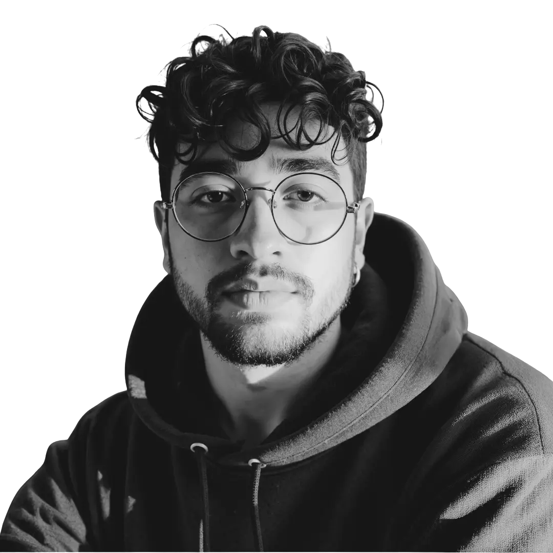 Retrato em preto e branco de Ronald Brenner olhando para a câmera.